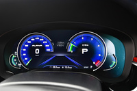 デジタルメーターにはアルピナ独自のデザインを採用。写真はグリーンの帯状の表示を用いた、スポーツモード選択時のもの。