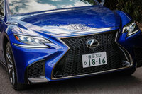 “Fスポーツ”は専用メッシュを大型サイドグリルに施し、さらにグリルモールを漆黒メッキとすることでアグレッシブな印象にまとめられている。
	 