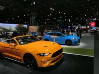 フォードブースの様子。GM、FCAを合わせたいわゆるデトロイトスリーは、プレミアムカーやスポーツカーを展示の中心に据えた。