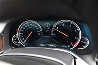 12.3インチの液晶ディスプレイを用いたメインメーター。速度計の目盛りは260km/hまで刻まれている。エンジン回転計のレッドゾーンは5500rpmから。