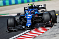 赤旗中断前に2位、そして再スタート後に先頭のルイス・ハミルトンが遅れたタイヤ交換で後退すると首位まで上り詰めたオコン（写真）。チームはタイヤ交換をスムーズにこなし、また大先輩のチームメイト、フェルナンド・アロンソの力強い援護も受けながら、自身は最後までミスなく走り切った。オコンは2016年にマノーでF1デビュー。メルセデス系ドライバーではあるものの、そのパワーユニット供給先であるフォースインディア（現アストンマーティン）に2年在籍した後、1年のブランクを経て2020年からルノーをドライブしていた。なかなか本家メルセデスへのアピールにつながらないなか、新天地でようやくつかんだ初優勝だった。（Photo=Alpine F1）