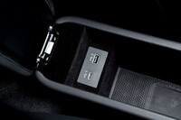 コンソールボックスの内部には2基のUSBポート（タイプAとタイプC）が備わっている。