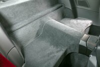 フルバケットシート装着車は、写真のように後席が取り払われる。もっとも、前席が折り畳み不可のためキャビン後部に乗り込むことは難しい。