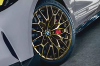 レッドハイグロスの「Mカーボンセラミックブレーキ」を標準で装備する。