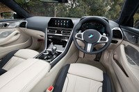 アイボリーホワイトとナイトブルーのレザーインテリアは56万2000円のオプション。