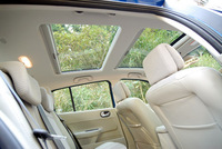 2つの大きな開口部から、車内にまんべんなく光がそそぐ。