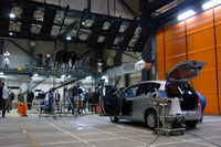 テスト直前、各種センサーを取り付ける、の図。報道陣も緊張の面持ちで見守る。