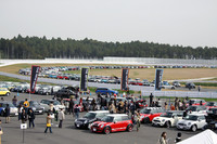 見渡す限りのMINI、MINI、MINI……。「THE NEW MINI.」のノボリより手前に並べられているのは、「MY MINIコンテスト」の参加車両。