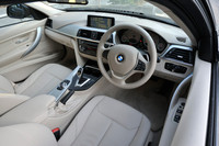 「320dブルーパフォーマンス ツーリング モダン」の室内。8.8インチディスプレイ付きのHDDナビゲーションシステムやiDriveコントローラーなどが標準で装備される。