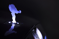 駐車時には収納される、ボンネット先端部のマスコット「スピリット・オブ・エクスタシー」。テスト車には、通常の金属製とは異なる、オプションの発光タイプ（78万9000円）が装着されていた。
    