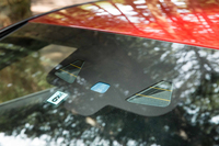 認知能力を向上させるため、センサー類を大幅に強化。リアにレーダーがひとつ追加されたほか、前方を監視するカメラはモノラル式（単眼）からステレオ式（複眼）に変更された。