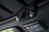 
	乗員の頭上には、ソフトトップのストッパーが設けられている。専用工具は不要で、2つのピン（写真）を回すことによりロック／アンロックを行う。
	