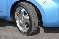 「日産リーフ」に装着された「オロジック」。レスポンスがよく、大トルクを発生する電気自動車と、高内圧でタイヤ構造の剛性が高いオロジックは相性がいいという。