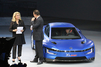 2014年10月1日にパリ・ポルト・ド・ヴェルサイユ見本市会場で開催されたフォルクスワーゲンの前夜祭「フォルクスワーゲングループナイト」で。慈善団体Cinema for Peaceの創設委員長である女優カトリーヌ・ドヌーヴは、フォルクスワーゲングループから20万ユーロの寄付を受け取った。