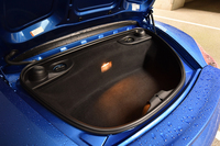 ミドに搭載される330psのエンジンは、直接は見られない。その後方に設けられたラゲッジスペースの容量は130リッター。
    