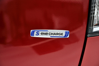 「S-エネチャージ」が設定されるのは「ワゴンR FZ」と「ワゴンRスティングレー X」のみ。従来の「エネチャージ」搭載車も併売される。