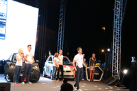 2015年の開催地はハンガリーのブダペストに決定。オーガナイザーたちは、ステージ途中でムスタッシュ（口ヒゲ）を付けて変装。会場を沸かせた。後方の「スマート」にルービックキューブが描かれているのは、その発明者がハンガリー人であるため。