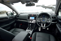 インテリアではダッシュボードにソフトパッドを採用したり、アームレストのクッションを厚くするなど、質感のアップが図られている。