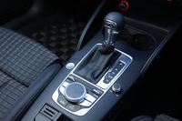 「1.8 TFSIクワトロ」には、トランスミッションに6段デュアルクラッチ式ATを採用。1.4リッターの2グレードには、同じデュアルクラッチ式ATでも7段のものを搭載している。