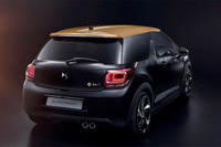 小柄なボディーながら、マットブラック×ゴールドが迫力を漂わせる。