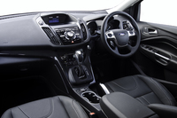 インパネの中央に「SYNC」システムのモニターとコントローラーを、センターパネルの高い位置にシフトセレクターを配置する基本レイアウトは「フォーカス」とよく似ている。
    