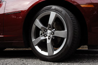 アルミホイールは標準で20インチ。前：245/45R20、後：275/40R20のサマータイヤが組み合わされる。　