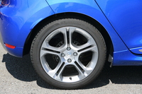 足まわりでは、フロントのダンパーの減衰力と、バネのスプリングレートを高めたほか、リアに「クリオ（ルーテシア）ワゴン」のトレーリングアームを採用したことが、大きな変更点となっている。
    