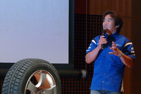 ラリードライバーの新井敏弘さんも発表会場に招かれた。普段からピレリタイヤを愛用する氏は、「ピレリのタイヤはリニアに動く」と評し、新発売のウィンター・アイスコントロールについては、「まだ試していませんが、ブロックが大きいので偏摩耗しなさそうですね」とコメントした。