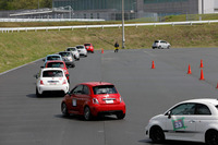 ずらりと並んでコースインを待つ参加者のアバルト。参加者の中には運転のうまい人が多いので、待ち時間はほかの人の運転を観察していると参考になった。