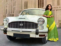 「ヒンドゥスタン・アンバサダー」
ヒンドゥスタン・モーターズは1950年代から英国モーリスのライセンス生産を始めた。「アンバサダー」はオックスフォードを元にして国産化したモデルで59年にデビューした。以来、ほとんど当時のままの姿で生産が続けられている。