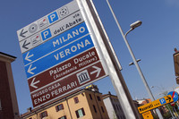 すでに市内各地には、歴史施設を示す茶色の道標で、フェラーリ生家博物館の方向が示されている。