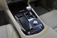 レクサスでおなじみの、画面操作用「リモートタッチ」を採用。操作系をセンターコンソール部にまとめた。