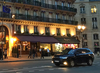 夕方、パリのオペラ座通りにたたずむ「三菱アウトランダーPHEV」のタクシー。2016年2月撮影。