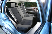 走行用のニッケル水素バッテリーはリアシートの下に搭載。ガソリン車と同等の居住性と荷室容量を確保している。
    