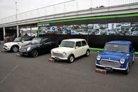 MINI50余年の歴史を超圧縮した「MINI HISTORY.」展示。右から「オースチン・ミニ1000マーク3」（1970〜75年）、「ローバー・ミニ メイフェア」（1992〜2000年）、「MINIクーパー コンバーチブル」（2004〜2009年）、「MINIクーパー コンバーチブル」（2009年〜）。