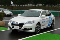 自動運転技術のデモンストレーションで、コース内を走る「アコード ハイブリッド」ベースの試作車。