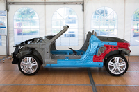 「D-Frame」と呼ばれる新型「コペン」のボディー構造。ルーフは開閉式、外板は脱着式となるので、フロアやボディーサイドなどのフレームだけで剛性を確保する構造となっている。