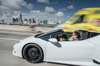 オープン時の風の巻き込み対策は万全。街中クルージングからハイウェイ走行まで、ずっと快適でいられた。