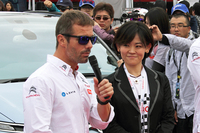 日本のファンに語りかけるセバスチャン・ローブ。
    