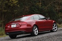 【テスト車のオプション装備】 アウディドライブセレクト＝32.0万円／APS（リアビューカメラ付き）＝22.0万円／電動チルト式パノラマサンルーフ＝22.0万円／S-lineパッケージ＝40.0万円