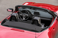 「人馬一体」の走りの実現は、初代「ロードスター」から続く不変のテーマ。新型では従来モデルと比較して100kg以上の軽量化を目指すという。車重の目標値は1000kg。
    