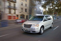 「クライスラー・グランドボイジャーリミテッド」2009年モデルは2列目回転シートを採用の画像