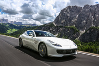 「FF」では3.7秒だった0-100km/h加速は3.4秒へ。一方、最高速は変わらぬ335km/hを誇る。