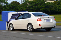 アイサイト装備車（B4）による実演。警告音を無視してノンブレーキを貫けば、障害物に当たってしまう。あくまで主体はドライバーだ。