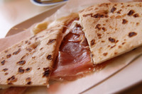 イタリア・ロマーニャ地方の名物でもある薄焼きパン「ピアディーナ」。