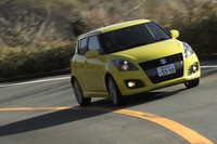 新型は操舵（そうだ）の応答性を高める一方、専用設計のトーションビーム式リアサスペンションを与えて安定性を向上させている。