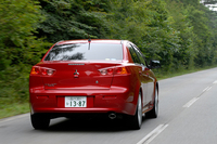 「NAVI PACKAGE」は、7インチワイドディスプレイHDDナビゲーションや、リアビューカメラ、ステアリングホイールオーディオリモコンスイッチ、クルーズコントロールが専用装備される。（M）