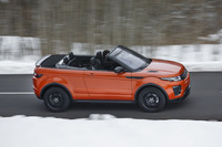 2リッターのガソリンターボエンジン搭載モデルの動力性能は、0-100km/h加速が8.6秒で、最高速は209km/hと発表されている（欧州仕様の場合）。