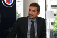 4.4リッターV8ビターボユニットは「新開発といってもいいくらいの内容になっています」とガンザー氏。