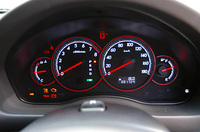 5AT仕様のメーター。マニュアルモード時は、タコメーター下部にギアポジションが表示される。
	 